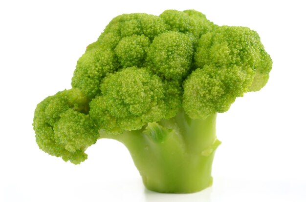 Broccoli freschi e deliziosi isolati