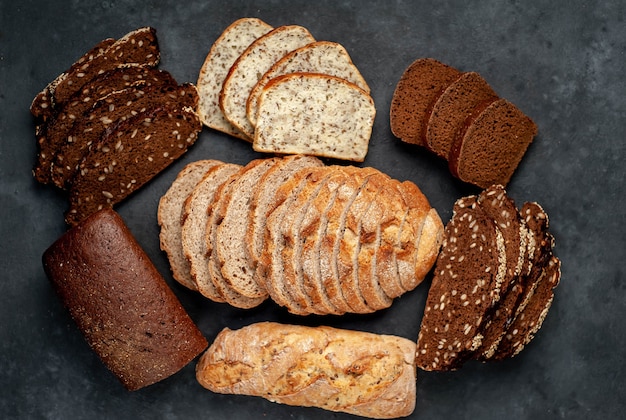 Pane fatto in casa delizioso fresco con semi