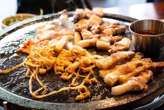 Foto farina di maiale nero fritto in padella fresca e deliziosa nel ristorante caratteristico coreano di jeju