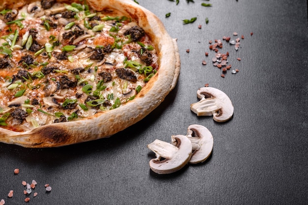 Foto pizza italiana deliziosa fresca con carne, funghi e pomodori su uno sfondo di cemento scuro. cucina italiana