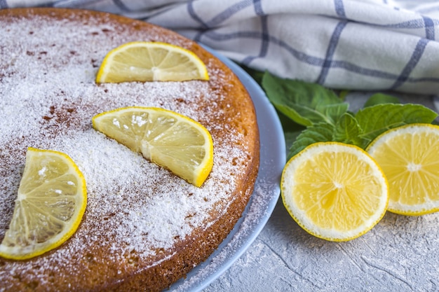 Свежий вкусный лимонный пирог на тарелке