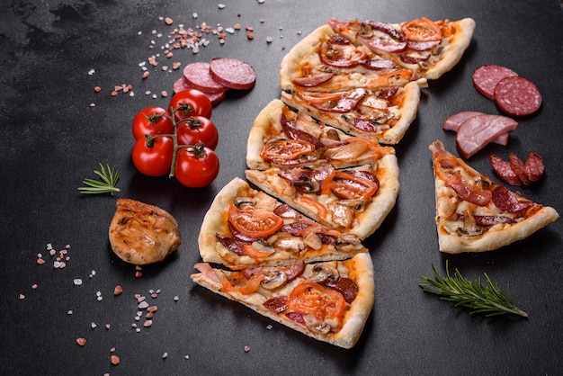 Свежая вкусная пицца, приготовленная в подовой печи с колбасой, перцем и помидорами. средиземноморская кухня