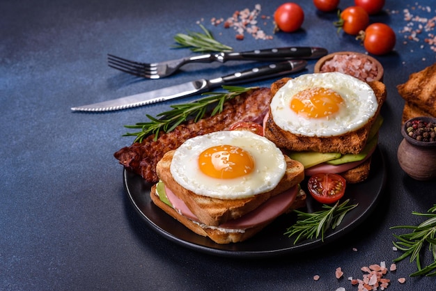 새로 만든 맛있는 샌드위치 김 달 햄 버터 아보카도와 시<unk> 씨