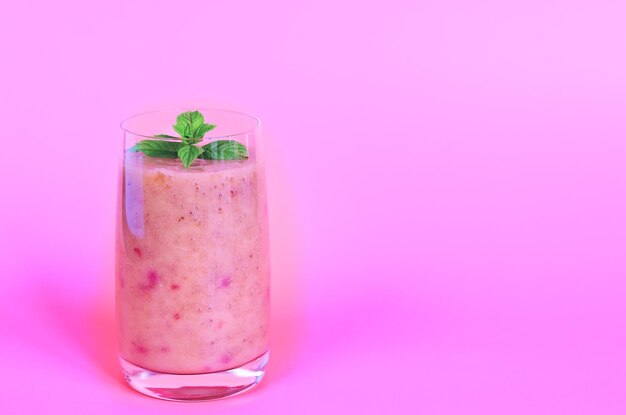 Photo fresh delicious smoothies in a glasses made of peach, kiwi, banana and berries. healthy detox drink