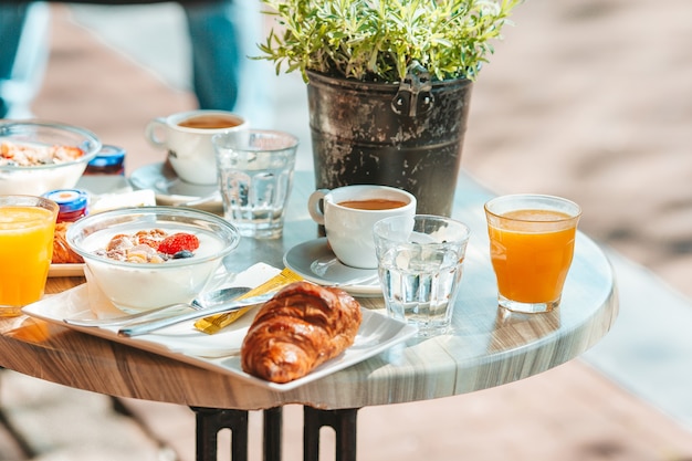 ヨーロッパの都市の屋外カフェでできたてのおいしい朝食