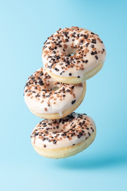 Photo fresh donuts on blue background