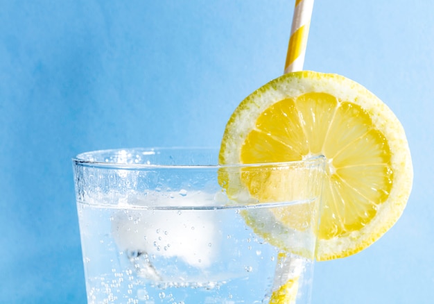 Photo fresh drink on blue background