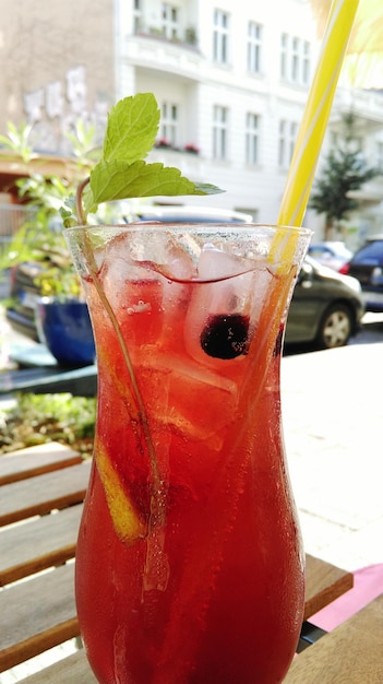 Photo fresh drink in glass on table at cafe