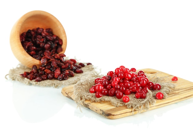 Photo fresh and dry cranberry isolated on white