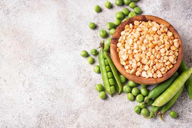 Photo fresh and dry peas on light background