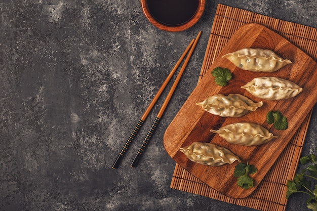 Photo fresh dumplings on a dark stone background