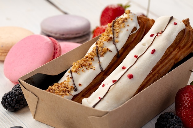 Photo fresh eclair cakes in a cardboard box