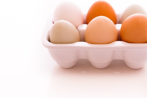 Свежие яйца доставлены с местной фермы.