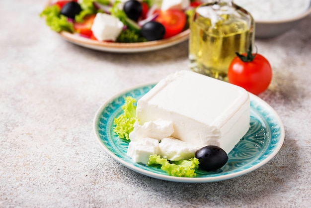 Foto formaggio feta fresco con olive