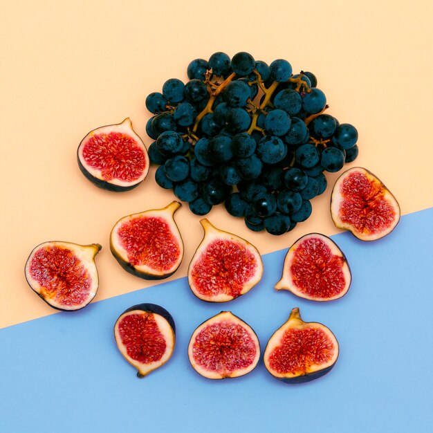 Fichi freschi e uva nera. frutti crudi minimal flat lay concept art