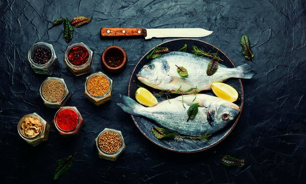 新鮮な魚のドラドとスパイス生のドラドまたは海のコイ