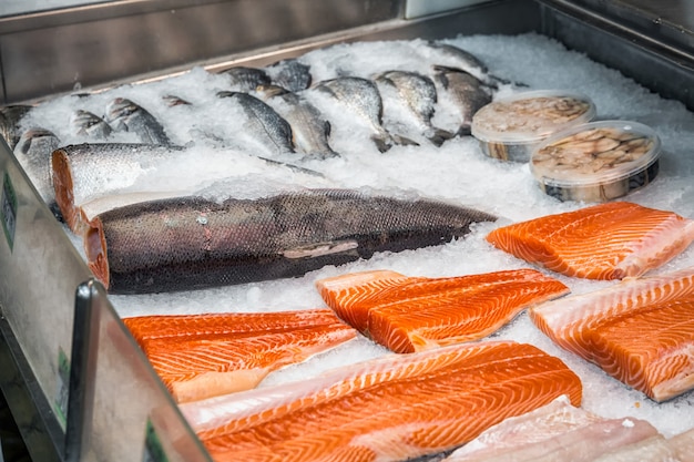 Foto pesce fresco al mercato