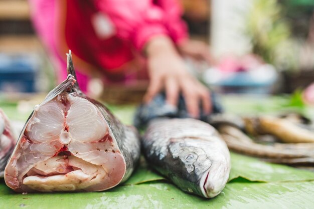 市場の新鮮な魚。