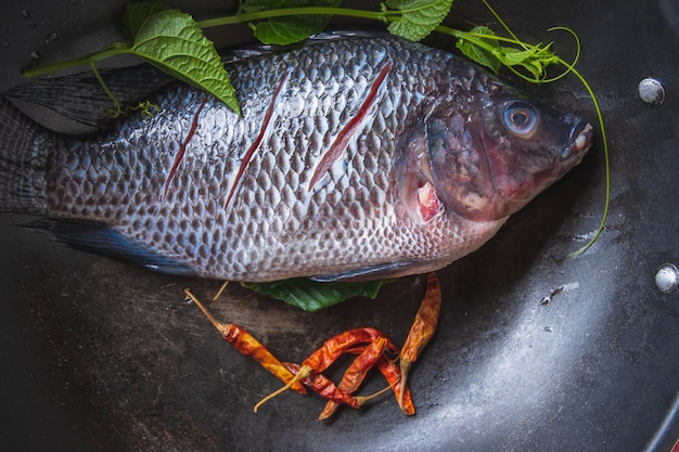 鍋に新鮮な魚と調理するスパイス