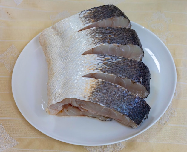 신선한 생선 quotyellow hakequot Cynoscion acoupa 조각으로 Pescada amarela fish로 알려져 있음