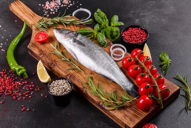 Spigola di pesce fresco e ingredienti per cucinare. branzino crudo di pesce