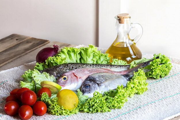 写真 いくつかの食材を使った新鮮な魚