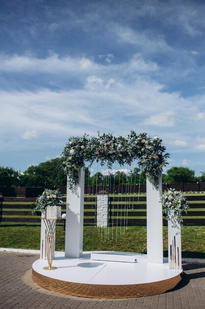 Foto decorazioni floreali fresche per la cerimonia di matrimonio