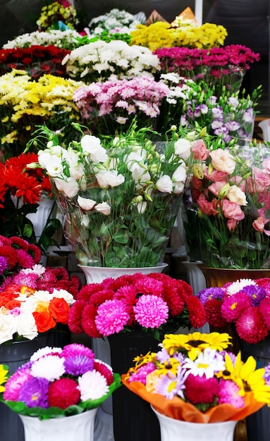 屋外に展示されている新鮮な花