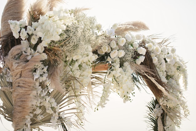 結婚式のアーチの生花とドライフラワー