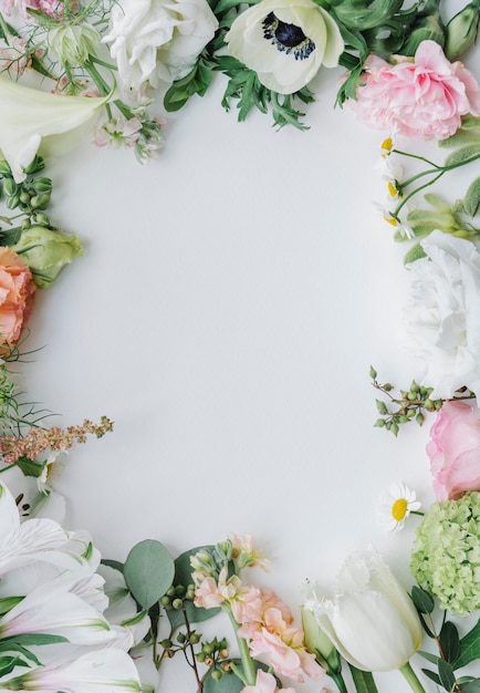 Рамка из свежих цветов на белом фоне