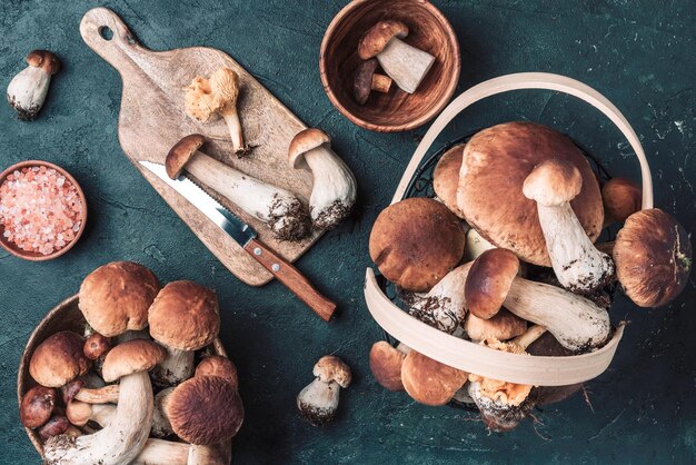 Foto funghi porcini di bosco freschi su sfondo scuro vista dall'alto spazio di copia concetto di raccolto autunnale funghi porcini freschi raccolti nel cestello