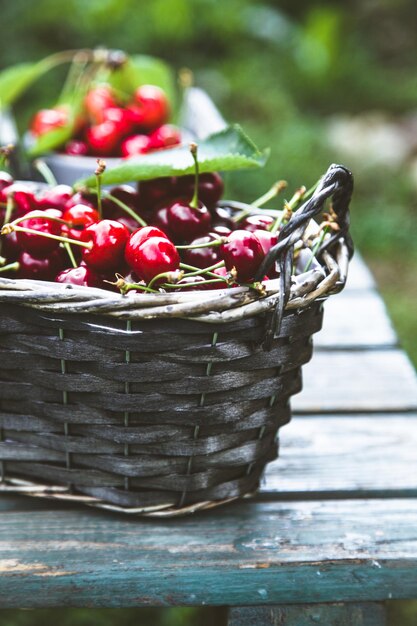 Photo fresh forest fruit on wood