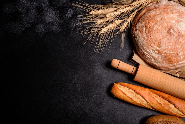 Photo fresh fragrant bread with grains and cones