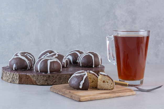 木の板にチョコレートクッキーと新鮮な香りのお茶