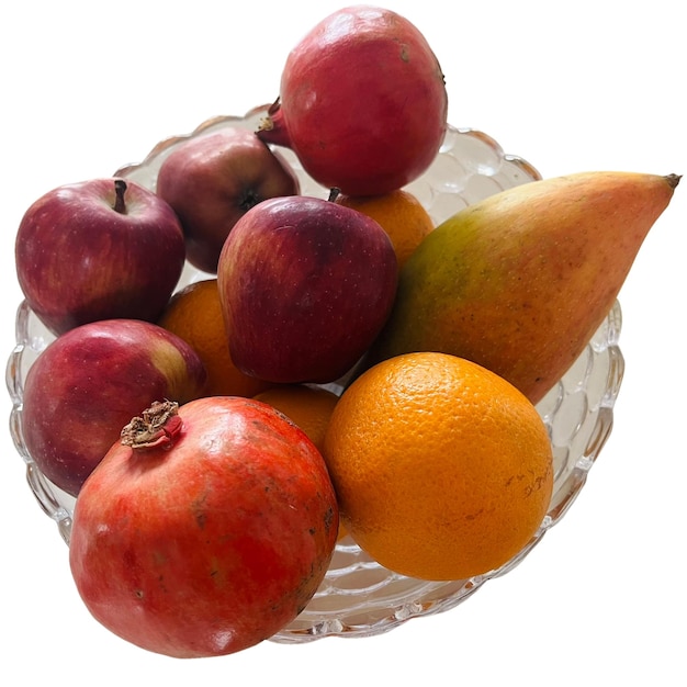 Свежие фрукты в миске на белом фоне
