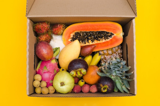 Photo fresh fruit in a cardboard box