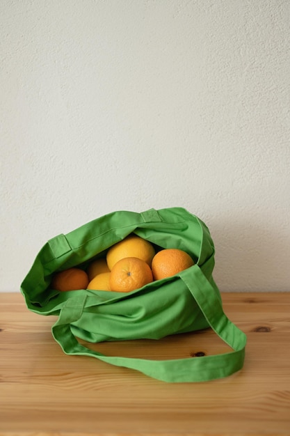 Свежие фруктовые апельсины в многоразовом пакете. Экологичный продукт. Забота об окружающей среде.
