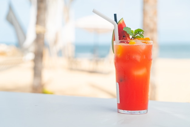 Punch alla frutta fresca con sfondo di spiaggia di mare