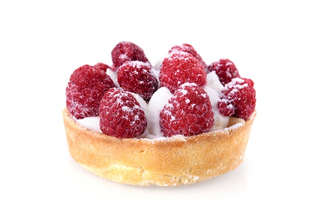 흰색 배경에 신선한 과일 라즈베리 타르트. 흰색 배경에 고립 된 수 제 라즈베리 파이 클로즈업