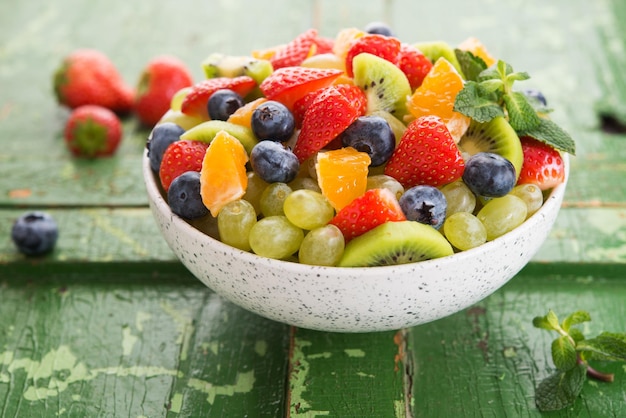 Фото Салат из свежих фруктов, черника, клубника, виноград, киви, апельсин. выборочный фокус