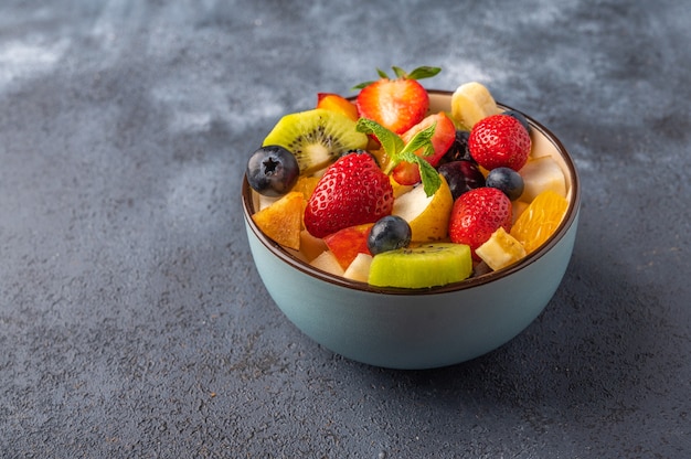 Photo fresh fruit salad with different ingredients