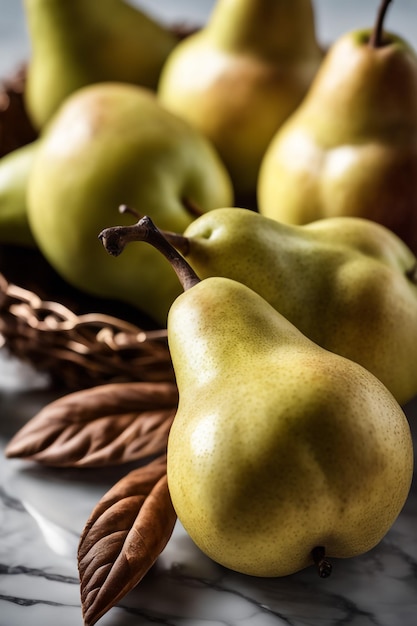 Foto fetta di frutta fresca e pere intere accanto a un ramo decorativo su sfondo di marmo