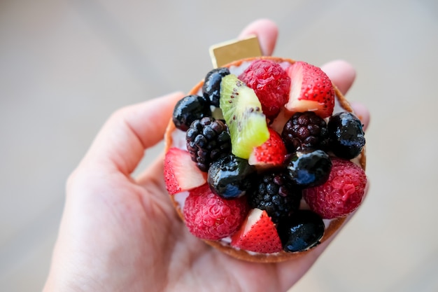 Photo fresh fruit tartlet.