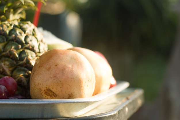 Foto frutta fresca nel vassoio