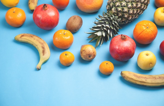 Photo fresh fruits on a blue background.