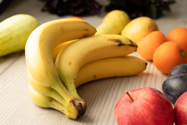 Foto frutta fresca in cucina per uno stile di vita sano