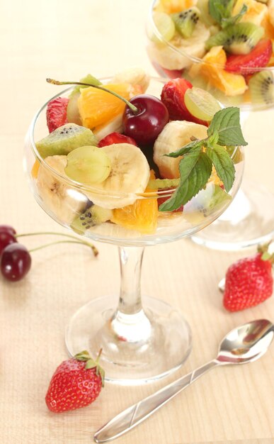 나무 테이블 에 있는 신선 한 과일 러드 와 딸기