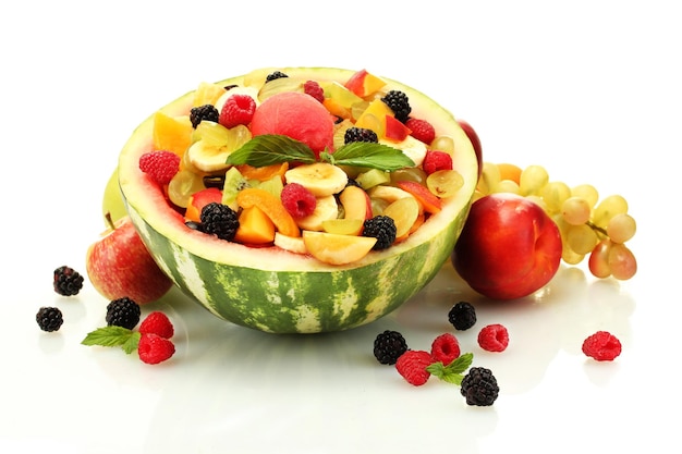 Салат из свежих фруктов в арбузных фруктах и ягодах, изолированных на белом