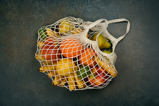 Свежие фрукты в сумке для покупок