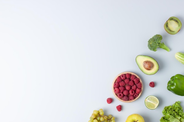 灰色の背景に新鮮な果物と野菜健康的な食事のコンセプト フラット レイアウト コピー スペース